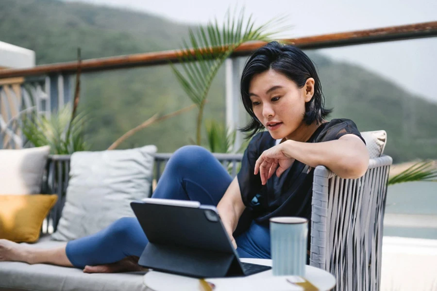 A woman uses a tablet for online coaching