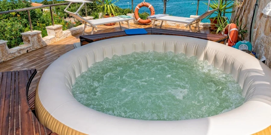 An easy-to-set-up inflatable tub perfectly blends in with the luxurious, open-view bathing setting.