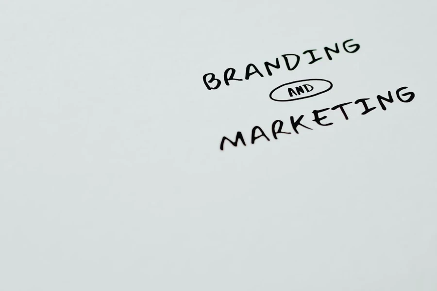 Branding e marketing escritos em preto sobre fundo branco