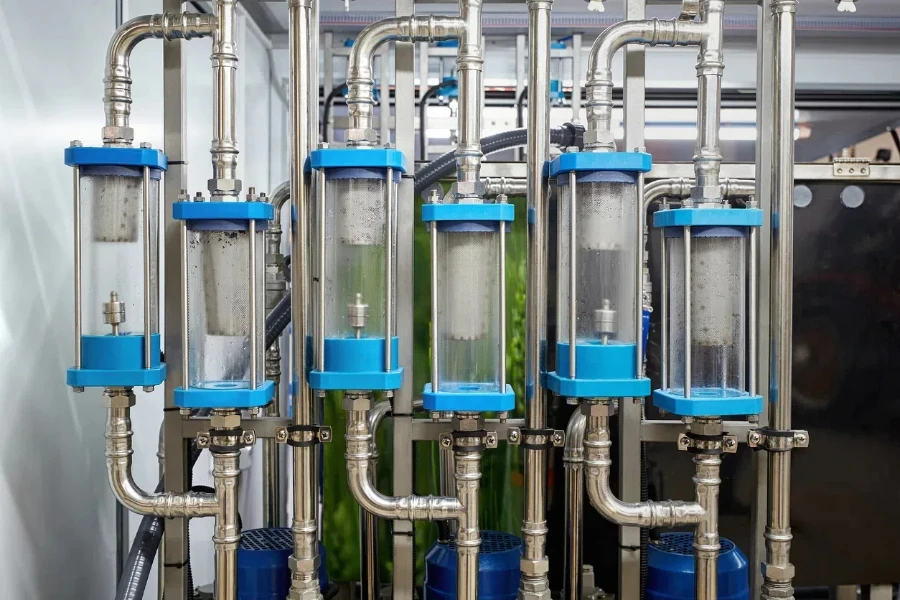 Chemical industry laboratory installation for filtering and preparing solutions for fertilizers or other chemicals used in industry
