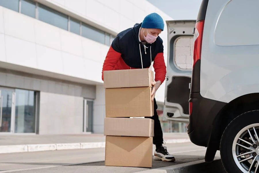 Delivery man wearing a face mask and carrying boxes