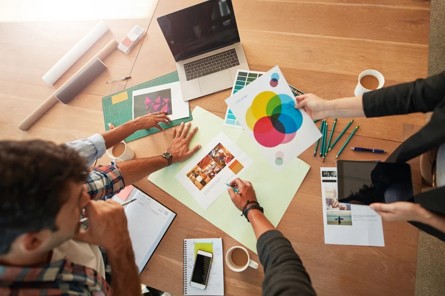 Diseñadores mirando imágenes y colores.