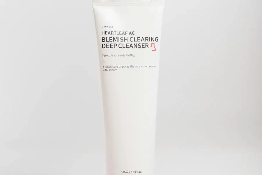 Face Cleansing Products in Tubes by Hoàng Ngọc Long