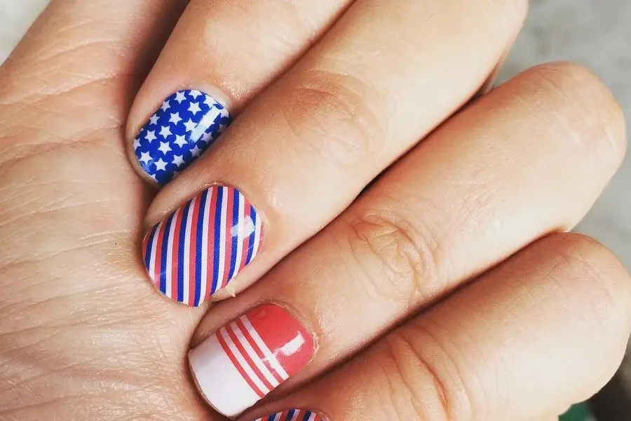 Fake nails with different stripe themes