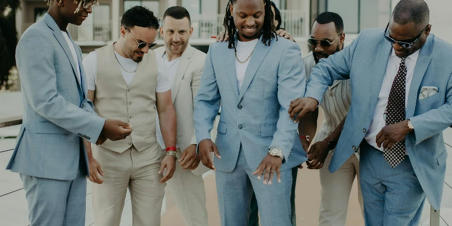 Groep elegante mannen in blauwe en beige pakken