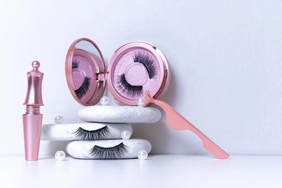Magnetic eyelashes in a pink box