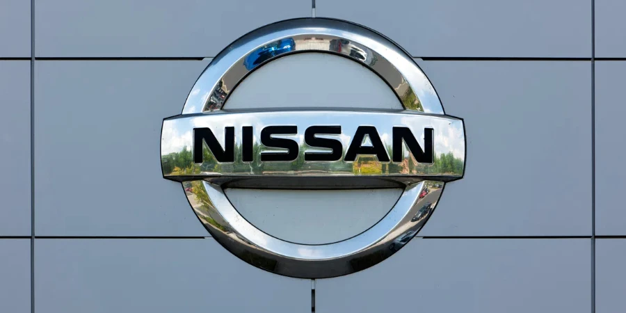 Logo Nissan sul muro dell'edificio del concessionario auto