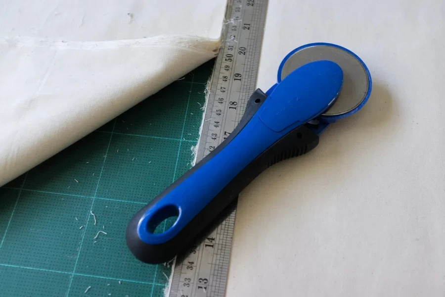 On the mat for patchwork sewing there are knife