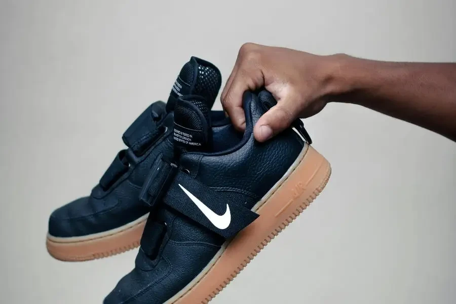 Paar swart Nike Air Force 1 Lae-top-sneakers deur Wallace Chuck