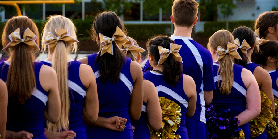 Foto di cheerleader in uniforme blu e bianca