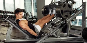 Strong man doing an exercise on its feet in the simulator