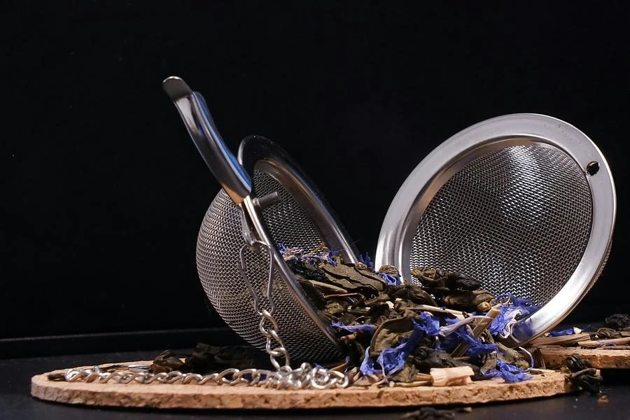 Tea ball infuser with loose leaves