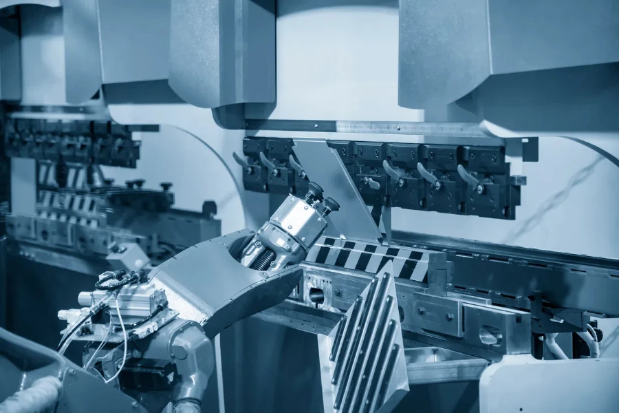 The robotic arm operation at hydraulic bending machine