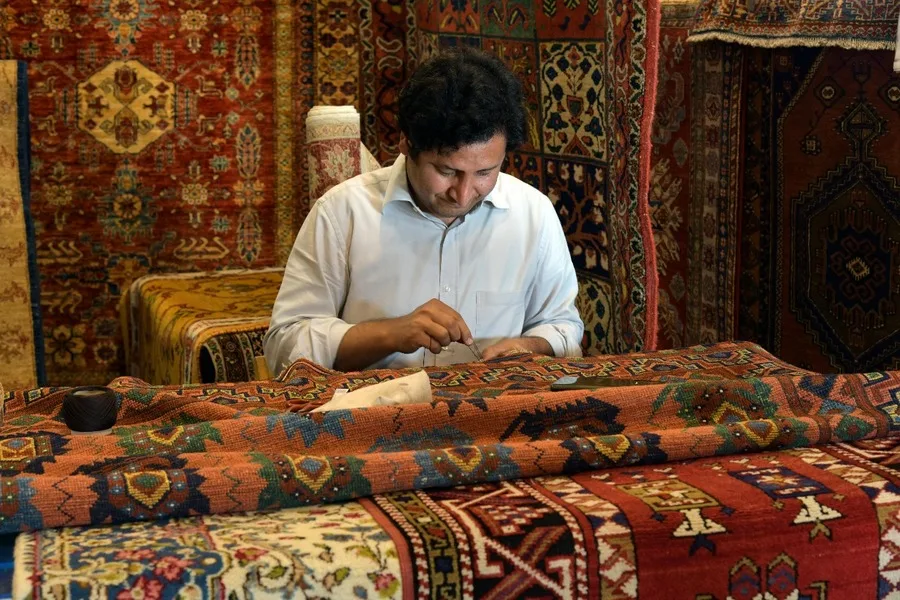 A working carpet maker