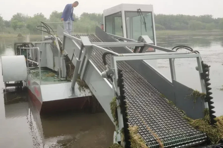 aquatic harvester for river cleaning and floating trash clearance