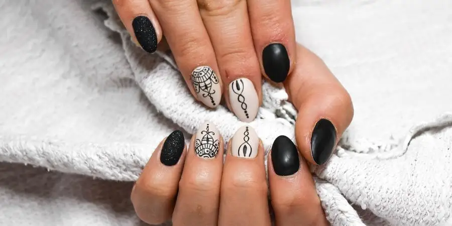 fake nails with black and white themes