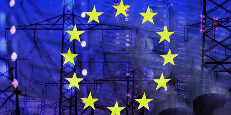 Postes de alta tensión y torres de enfriamiento de plantas de energía eléctrica.