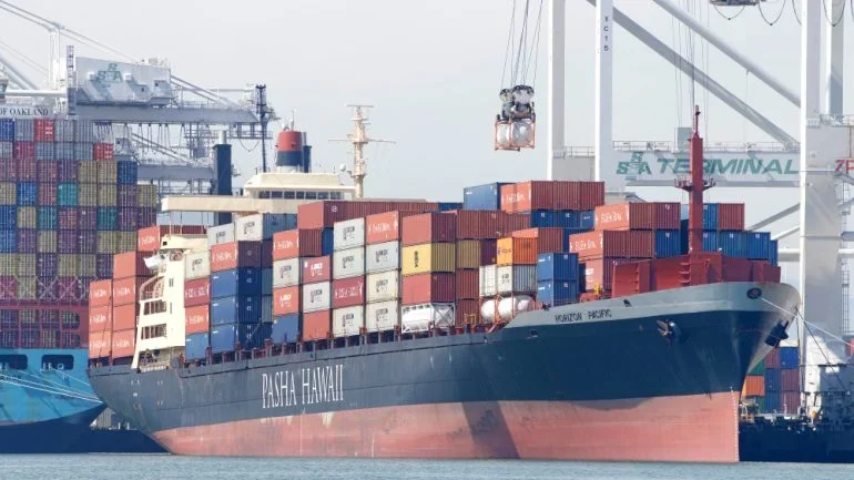 Hackett Associates forecasts a seven-month stretch of import levels exceeding 2 million Twenty-Foot Equivalent Units (TEU) – a milestone reached only twice since October 2022. Credit: Shutterstock
