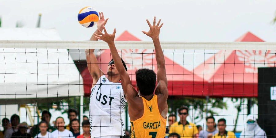 Twee mannen spelen volleybal bij Red Canopy