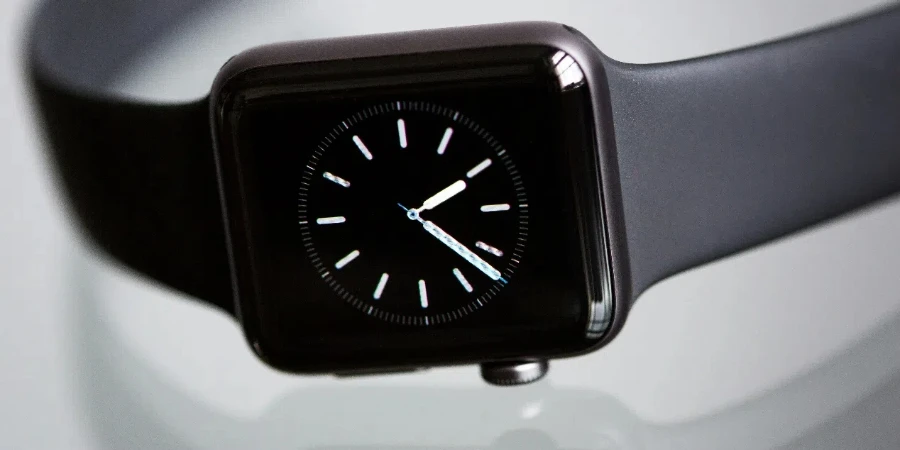 Apple Watch สีดำพร้อมสายแบบสปอร์ตสีดำ