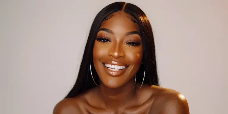 trägt eine elegante glatte Spitzenperücke