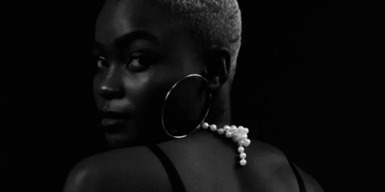 Eine Frau im schwarzen Büstenhalter blickt zurück