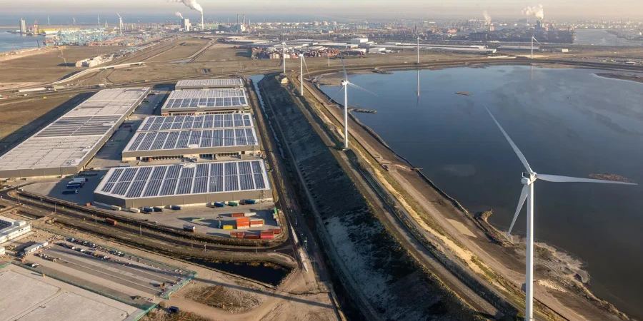 Luftaufnahme des Industriegebiets Maasvlakte im Hafen von Rotterdam