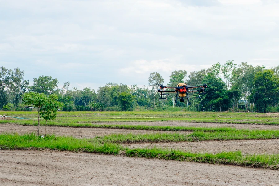 Un drone agricole vole pour pulvériser