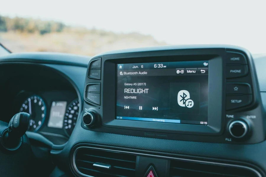 Gros plan d'une radio dans une voiture