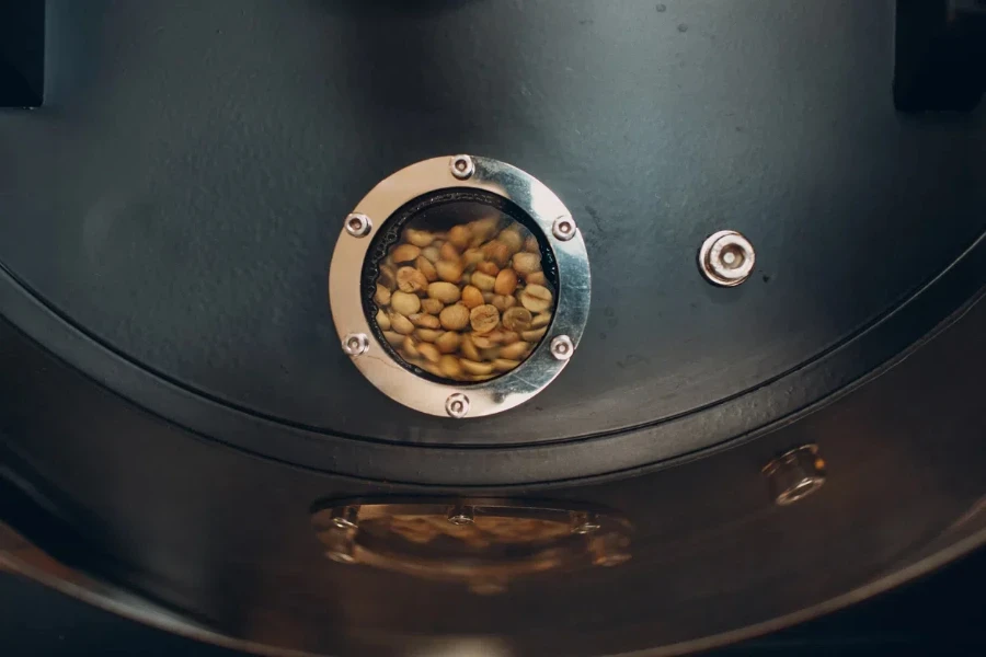 Granos de café en una máquina tostadora durante el proceso de tostado del café