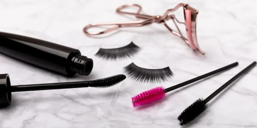 Composition with false eyelashes, mascara and eyelash brushes