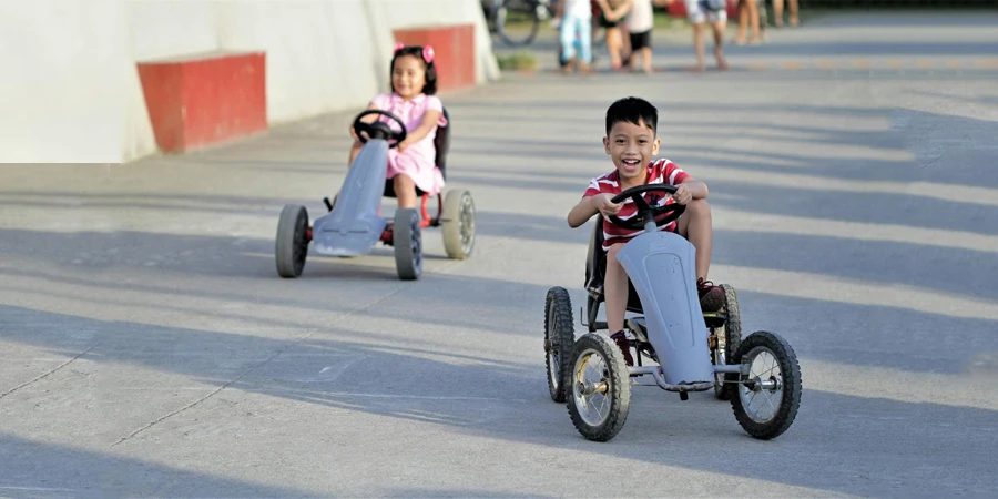 Un enfant conduit un kart dans la rue