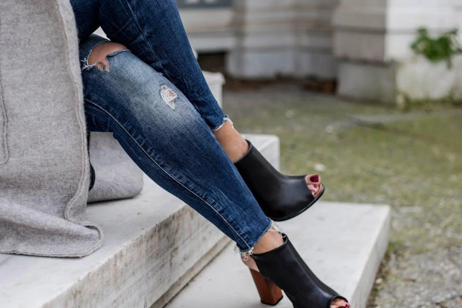 Lady crossing her legs in black peep-toe sandals