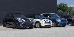 Mini Hardtop vehicles awaiting service at a dealership