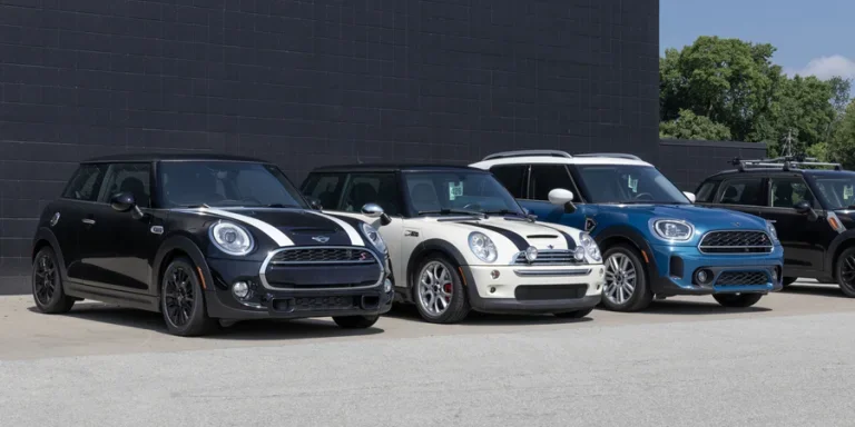 Véhicules Mini Hardtop en attente de service chez un concessionnaire