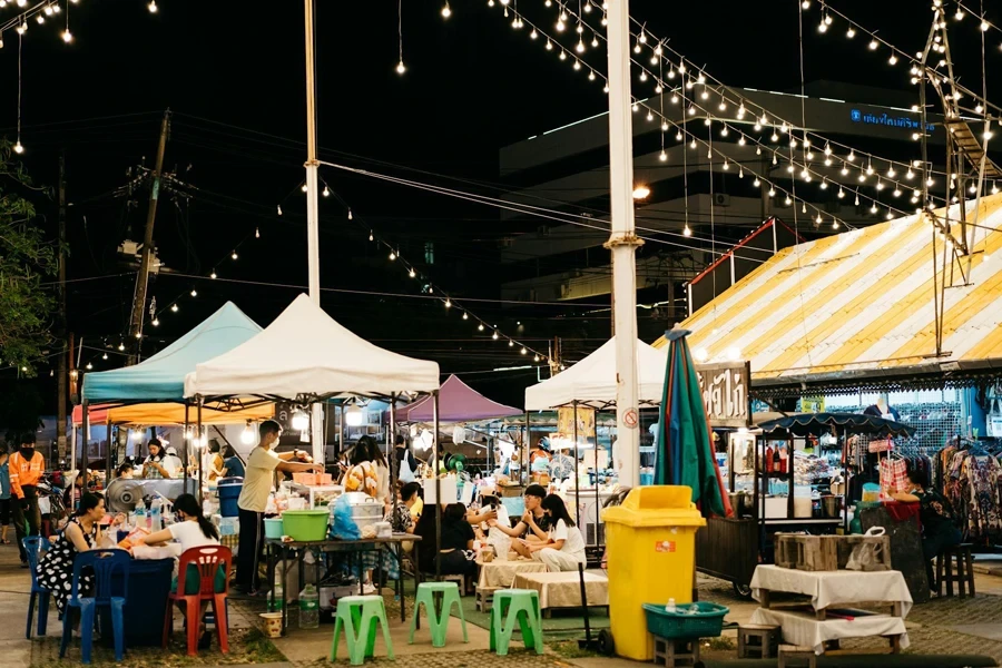 Mercado nocturno y puestos de comida