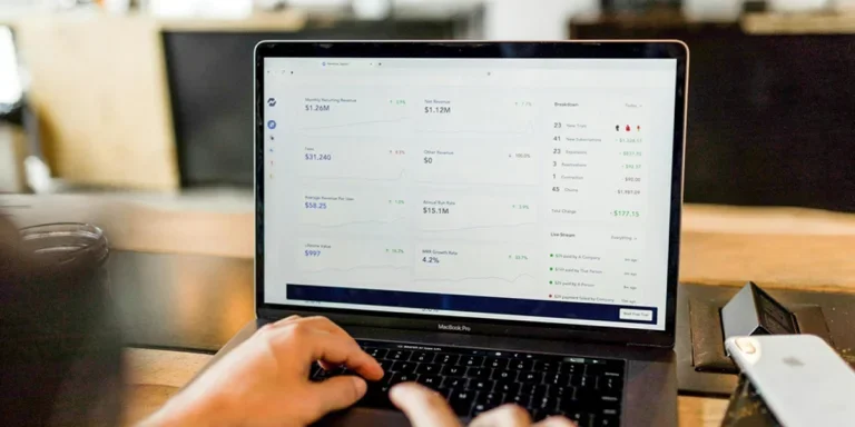 Person tracking organic traffic on a dashboard