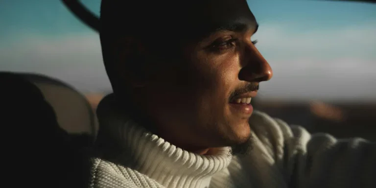 Портрет мужчины за рулем автомобиля