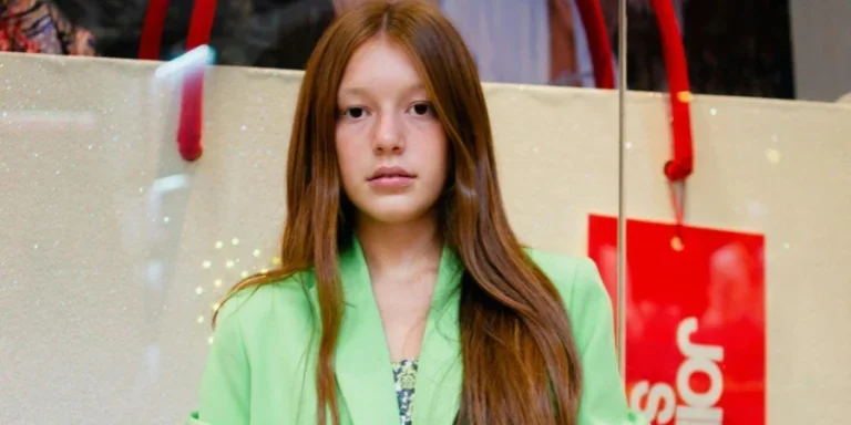 Рыжая тинка в элегантной куртке