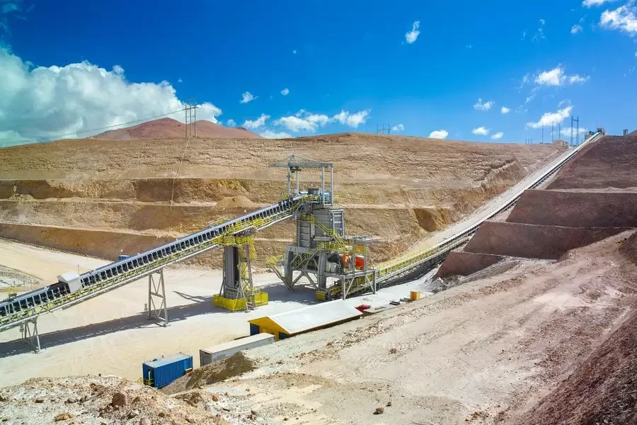 Rock crusher and conveyor belt at the plant