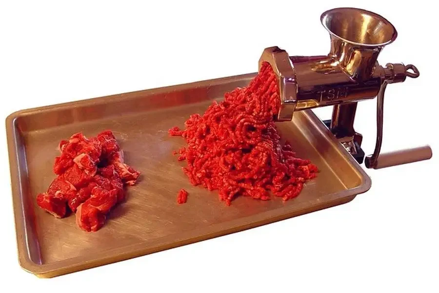 Setting up a manual meat grinder correctly ensures smooth operation and longevity of the appliance