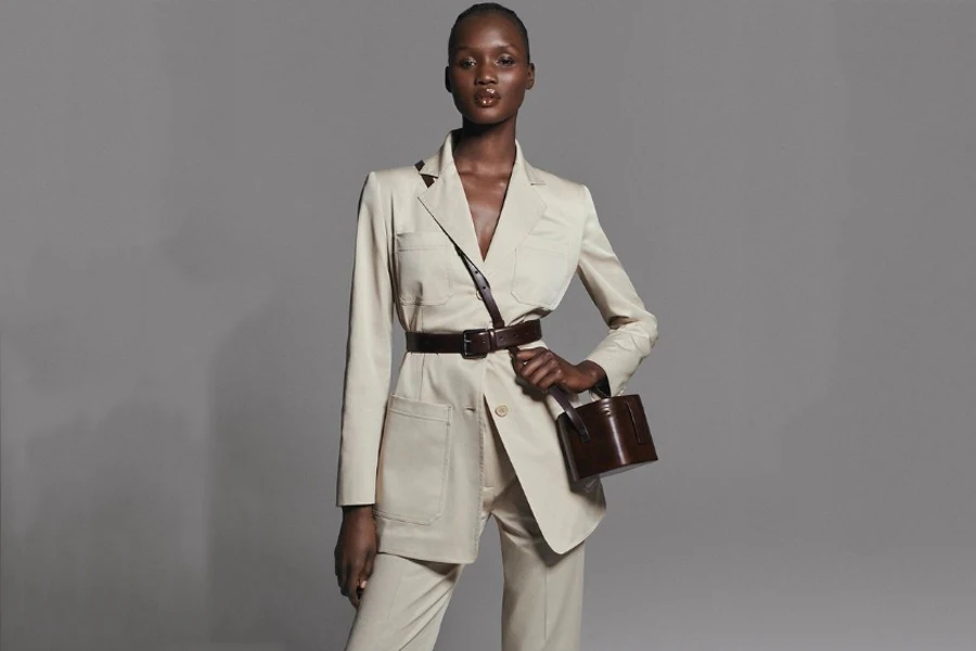 Single-breasted jacket and pants in nude colors depicting quiet luxury