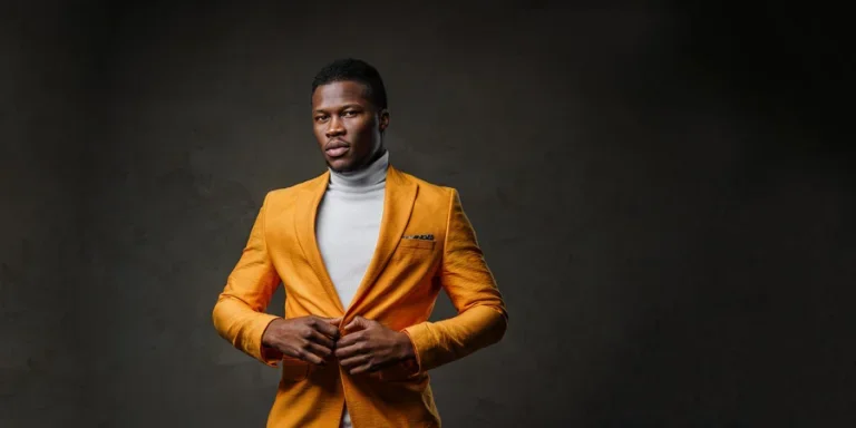 Стильный мужчина в желтом пиджаке