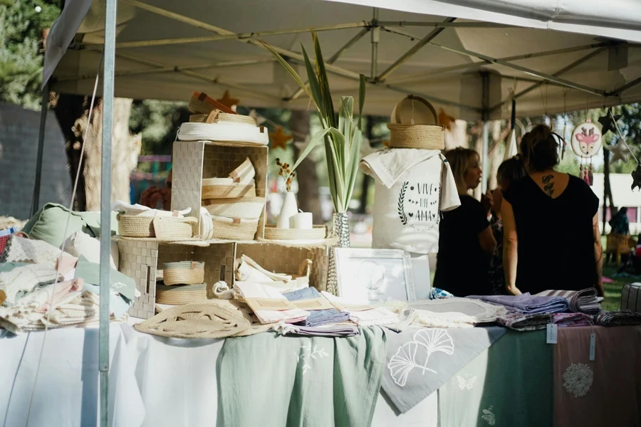 Exposición de textiles en el Mercado