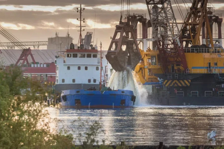 The grab grabs the soil and loads it into the barge