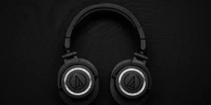 Foto de vista superior de auriculares inalámbricos negros