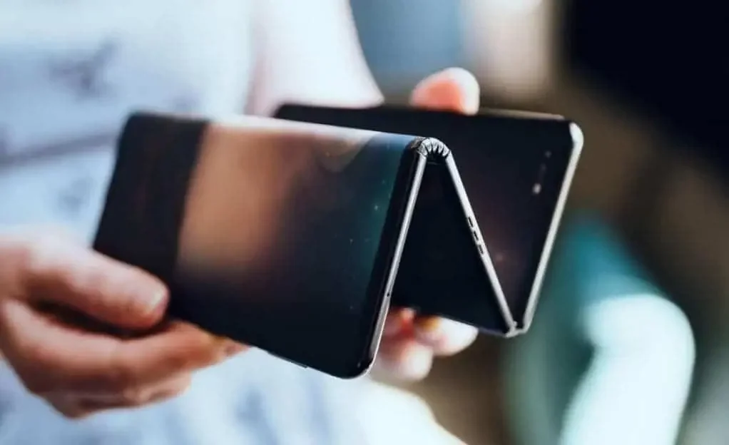 Triple-Folding Screen Phone