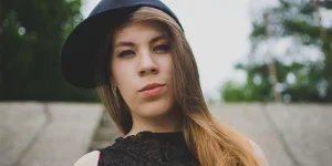 baseball cap VS snapback on a girl’s head
