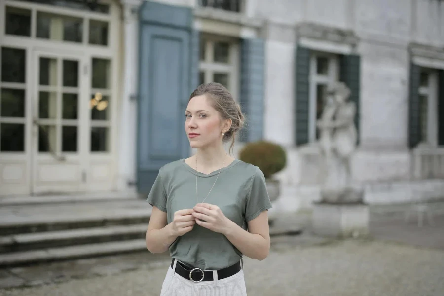 girl wearing a gray t-shirt