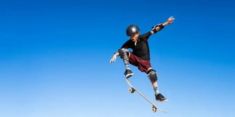 кататься на скейтборде